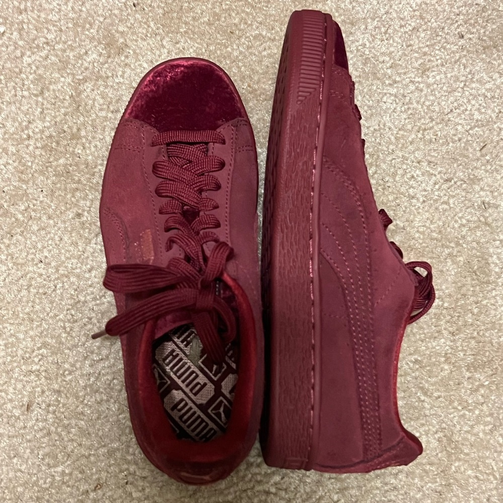I am selling a pair of pumas size 5 1/2. The color is a very rich burgundy.
